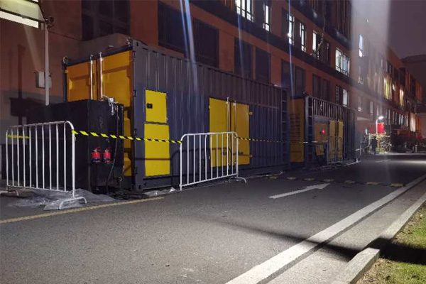 南山柴油发电机组的输出电压是如何调节的？