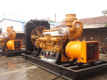 南山发电机组的频率规格是如何确定的？